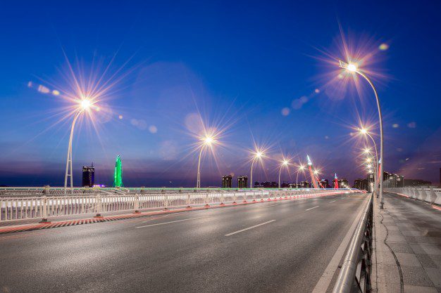โคมไฟถนน LED ติดตั้งบนเสาสูงริมถนน