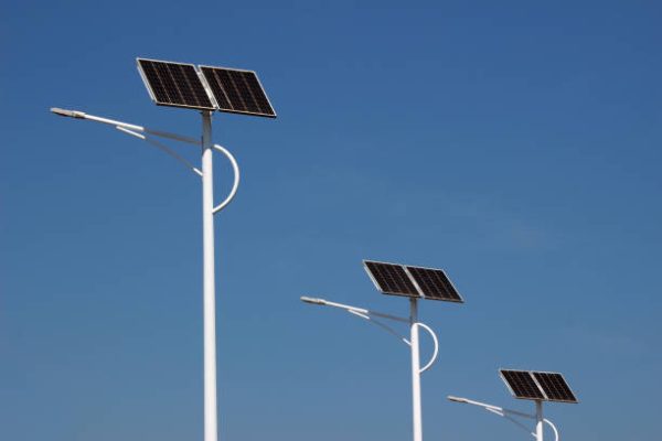 Read more about the article โคมไฟถนนโซล่าเซลล์ vs ระบบเดินสาย 220V เลือกแบบไหนดี? เทียบชัดทุกข้อ