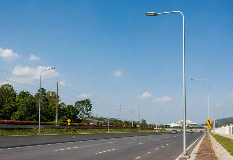โคมไฟถนน LED บนเสาสูงริมทางหลวง W.L. Lighting