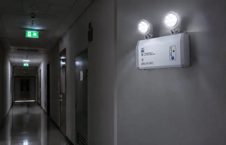 ไฟฉุกเฉิน LED ติดผนังทางเดินอาคารพร้อมป้ายทางออก W.L. Lighting