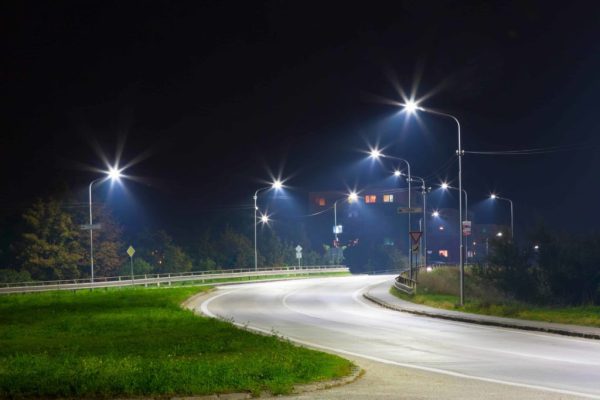 Read more about the article โคมไฟถนน LED 220V กี่วัตต์ ตามความกว้างถนน 3–12 เมตร (2026)
