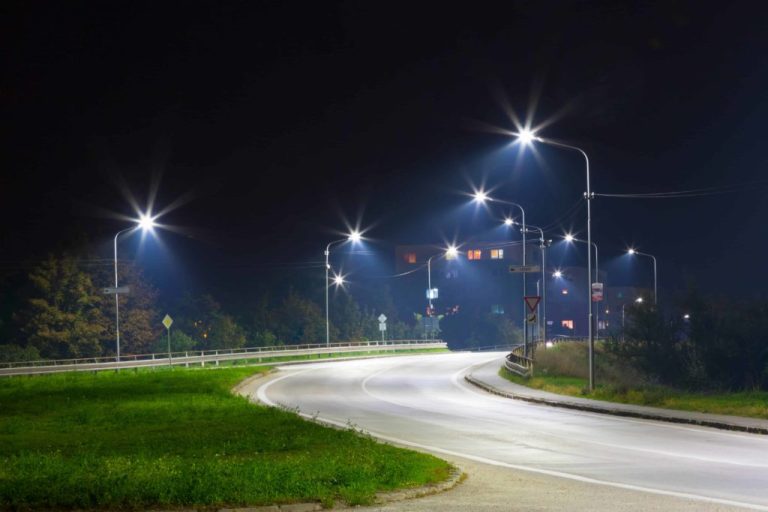 Read more about the article โคมไฟถนน LED 220V กี่วัตต์ ตามความกว้างถนน 3–12 เมตร (2026)