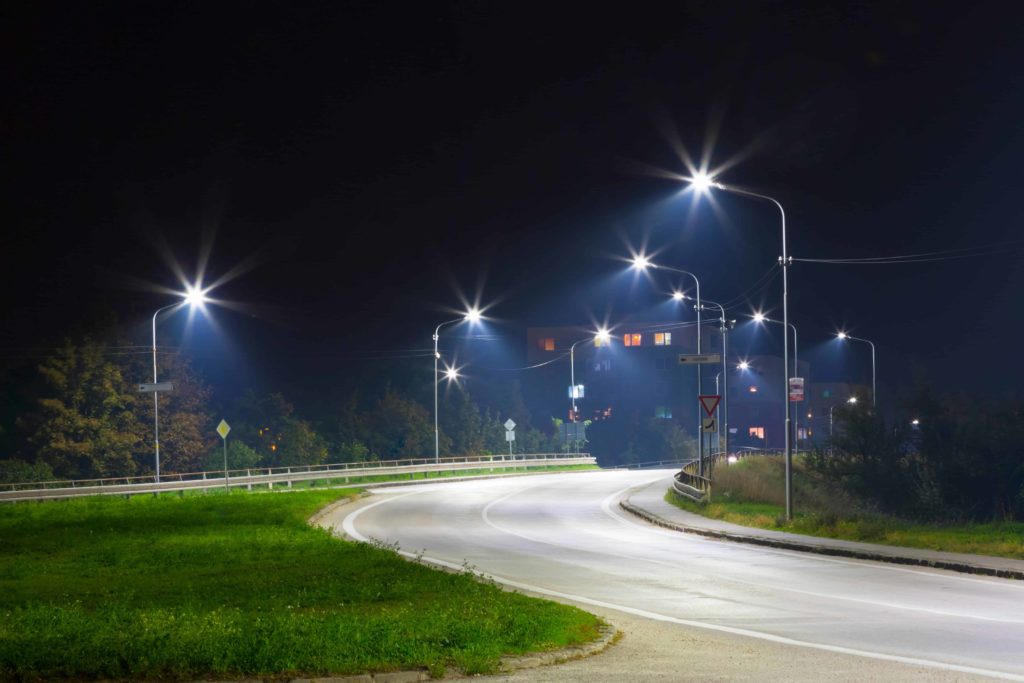 โคมไฟถนน LED 220V ส่องถนนโค้งตอนกลางคืน แสงสม่ำเสมอตลอดแนวเสา